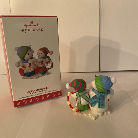 2017 Hallmark Keepsake Ornament ~ "Garland Giggles" ~ 10th in Series - Picture 3 of 3